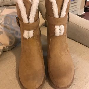 Fuzzy cozy booties 61/2